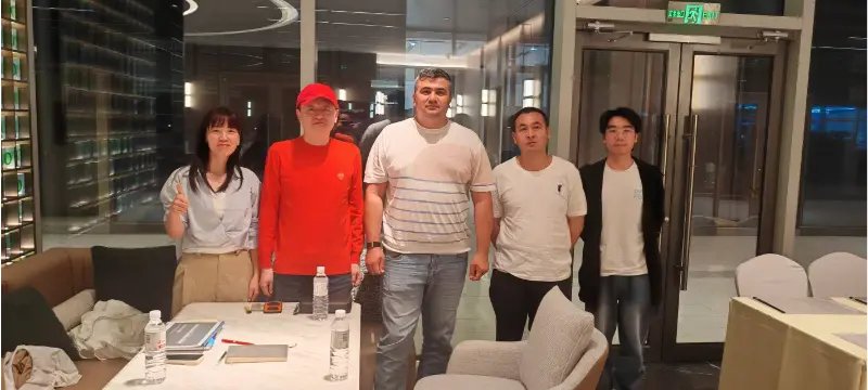 Liesa membincangkan perniagaan dengan pelanggan Asia Tengah Liesa membincangkan perniagaan dengan pelanggan Asia Tengah